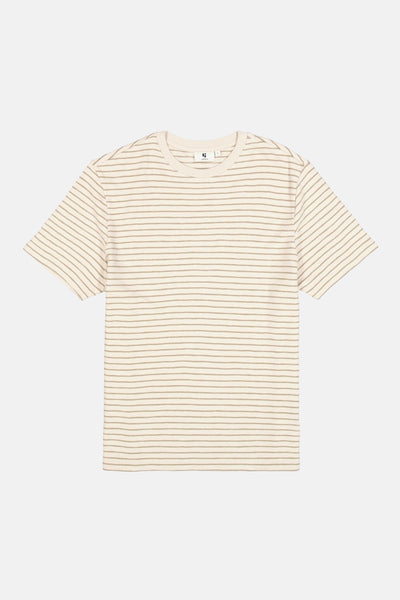 Ecru T-shirt met korte mouwen van GARCIA, horizontale bruine strepen over het hele kledingstuk.