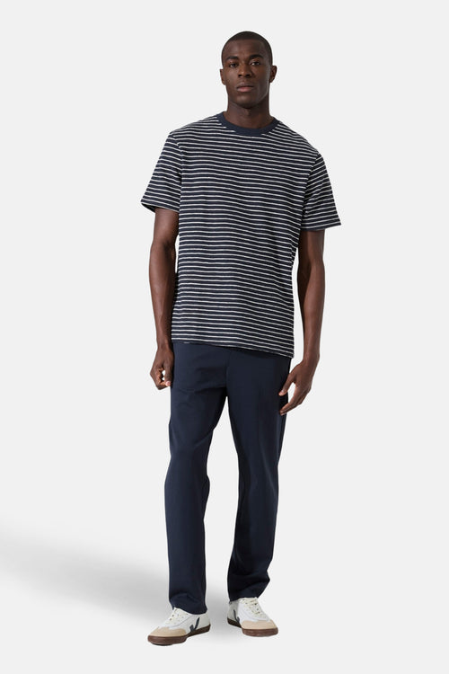 T-shirt à manches courtes multicolore de GARCIA, avec rayures horizontales, porté avec un pantalon bleu marine.