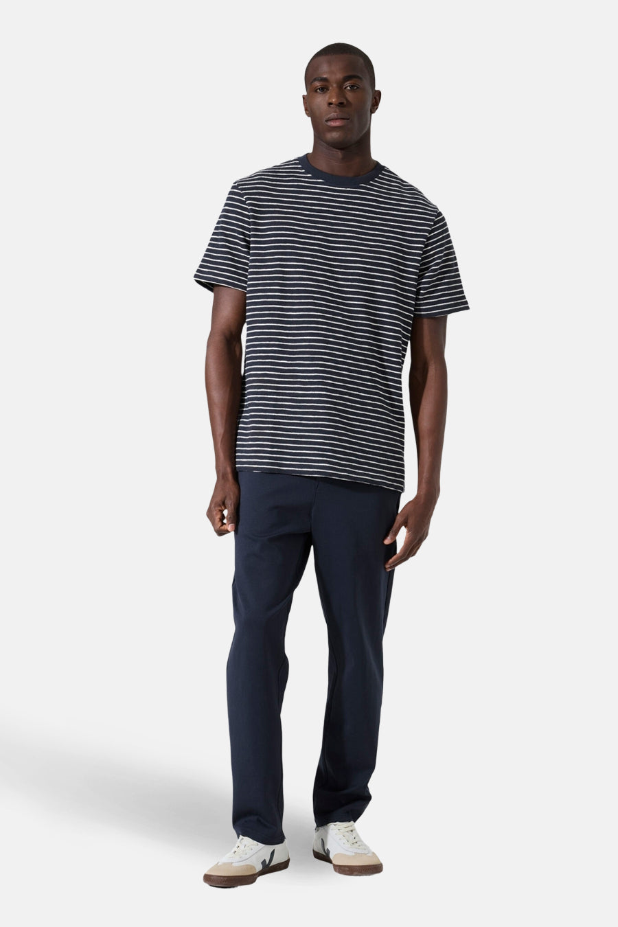 T-shirt à manches courtes multicolore de GARCIA, avec rayures horizontales, porté avec un pantalon bleu marine.