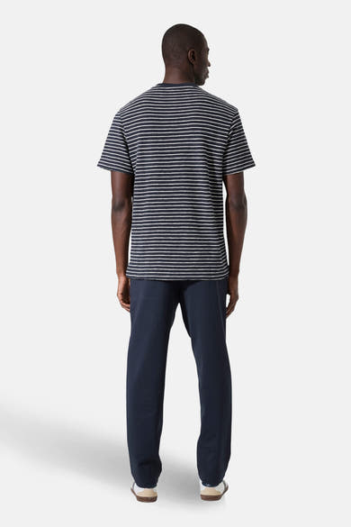 T-shirt à manches courtes multicolore de GARCIA avec motif à rayures horizontales, porté avec un pantalon bleu marine.