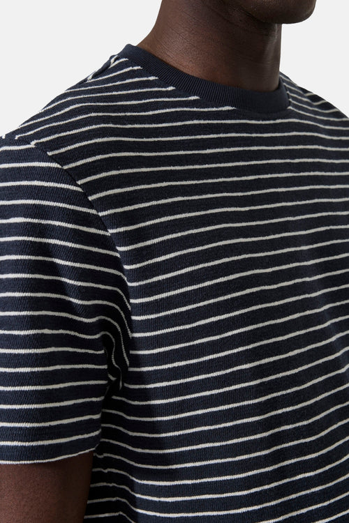 T-shirt à manches courtes multicolore de GARCIA, à rayures horizontales bleu marine et blanc cassé.