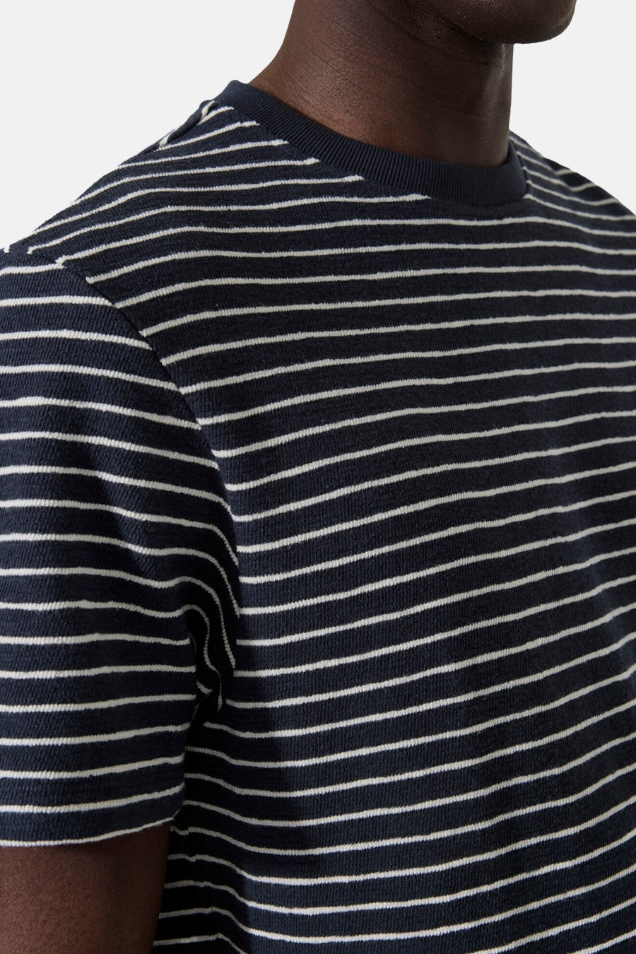 T-shirt à manches courtes multicolore de GARCIA, à rayures horizontales bleu marine et blanc cassé.