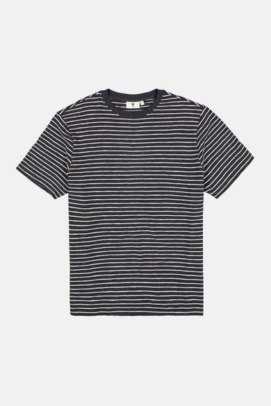 T-shirt à manches courtes rayé multicolore de GARCIA, avec des rayures horizontales blanches sur fond bleu marine.