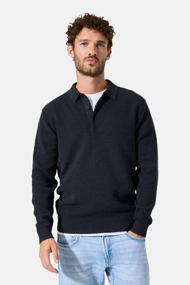 Pull bleu en maille gaufrée de GARCIA, porté avec un t-shirt blanc et un jean bleu clair.