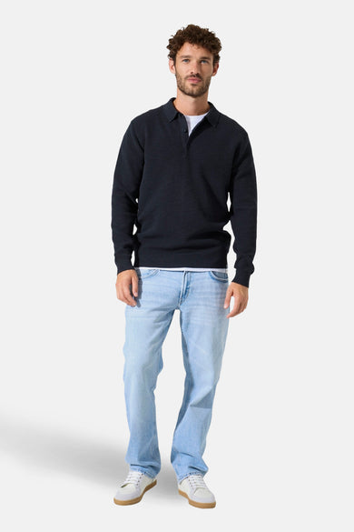 Pull bleu de GARCIA, porté avec un t-shirt blanc et un jean clair.