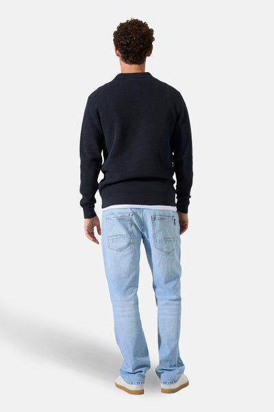 Pull bleu de GARCIA, porté avec un jean clair, vue de dos.