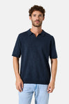 Polo à manches courtes bleu de GARCIA, avec une texture tricotée et un col ouvert.
