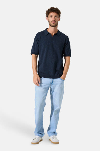 Polo à manches courtes bleu de GARCIA, porté avec un jean décontracté et des chaussures de sport.