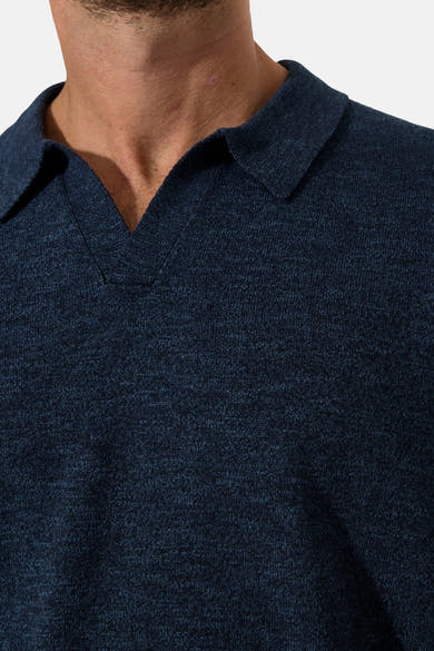 Polo à manches courtes bleu de GARCIA, avec col ouvert et texture tricotée fine.