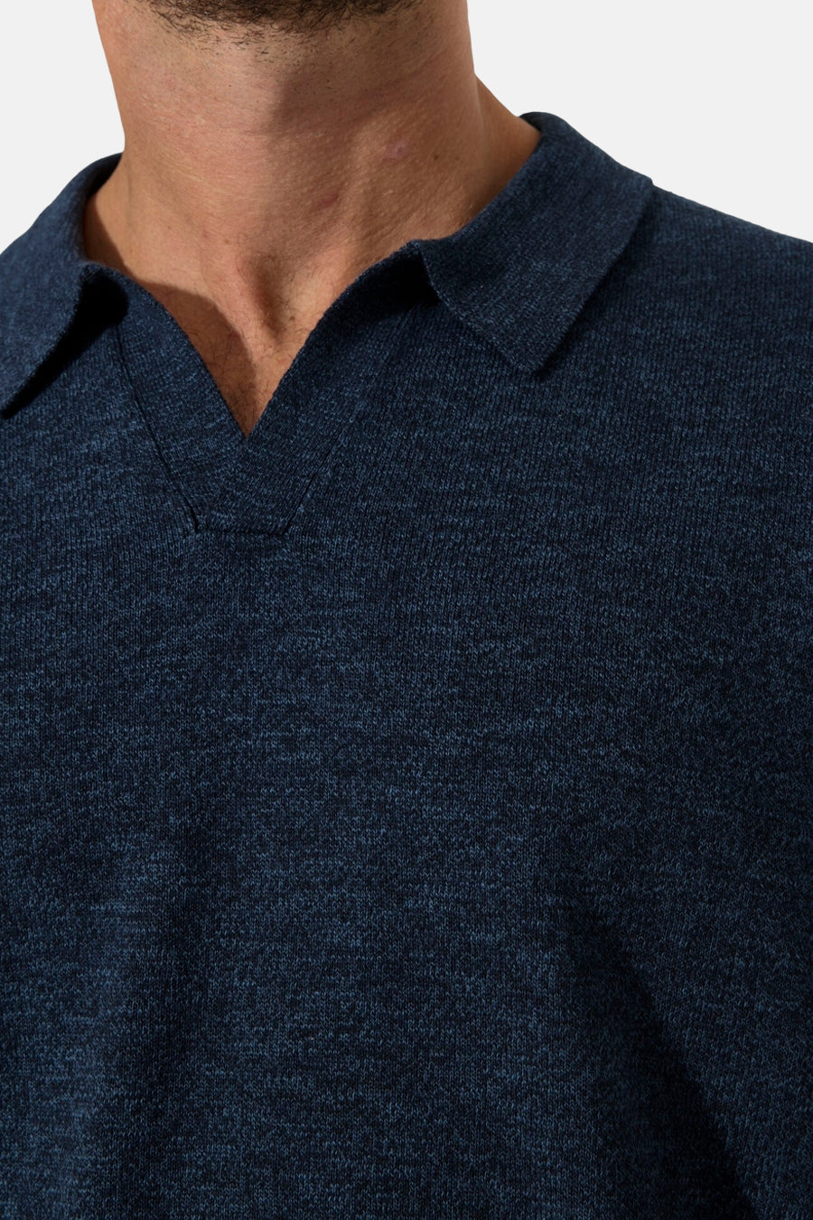 Polo à manches courtes bleu de GARCIA, avec col ouvert et texture tricotée fine.