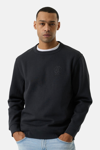 Pull gris van GARCIA, avec un logo ton sur ton sur la poitrine.