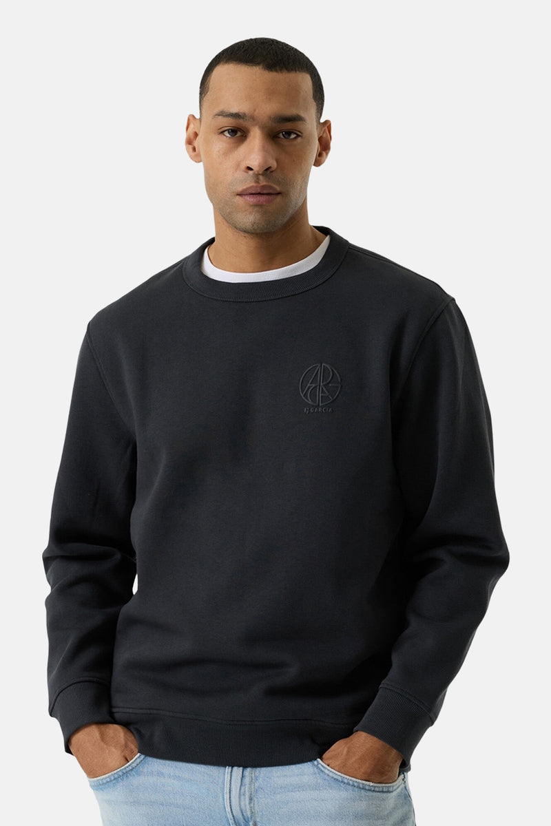 Pull gris van GARCIA, avec un logo ton sur ton sur la poitrine.