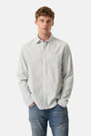 Chemise à manches longues multicolore de GARCIA, avec motif imprimé et coupe décontractée, portée avec un jean bleu.