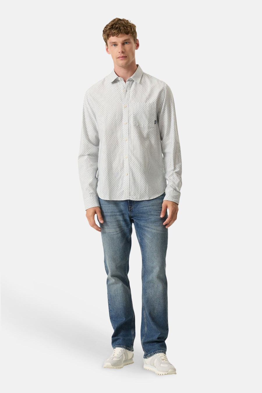Chemise à manches longues multicolore de GARCIA, à motif géométrique discret, portée avec un jean bleu et des baskets blanches.
