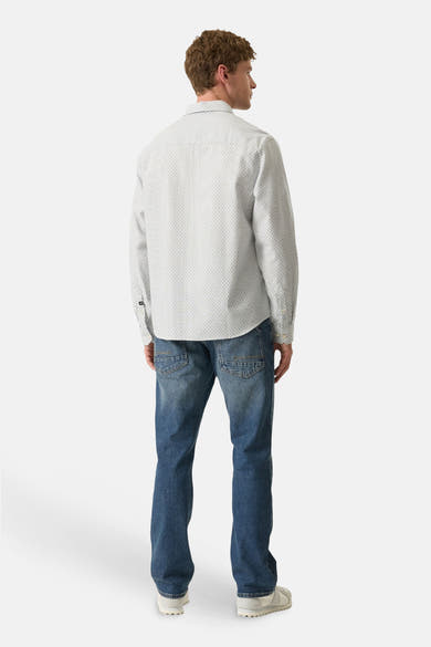 Chemise à manches longues multicolore de GARCIA, avec un motif discret et portée avec un jean bleu.
