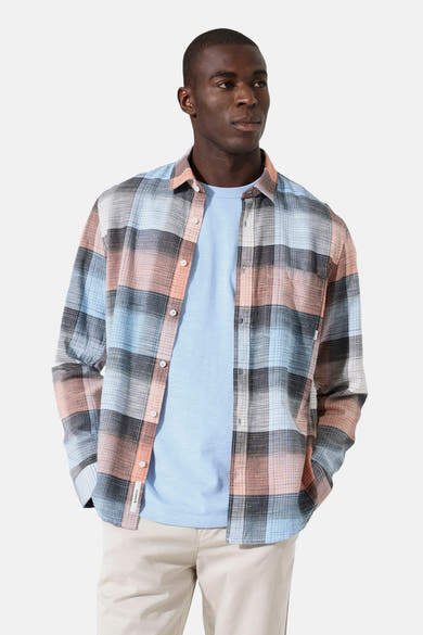 Chemise à manches longues multicolore de GARCIA, avec un motif à carreaux et porté sur un t-shirt bleu.