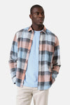 Chemise à manches longues multicolore de GARCIA, avec un motif à carreaux et porté sur un t-shirt bleu.