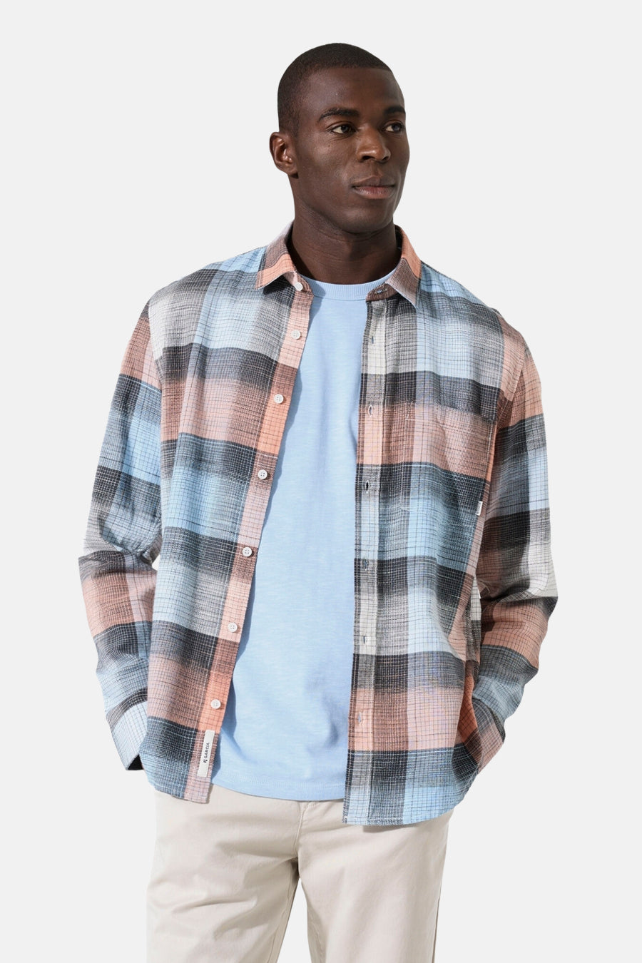 Chemise à manches longues multicolore de GARCIA, avec un motif à carreaux et porté sur un t-shirt bleu.
