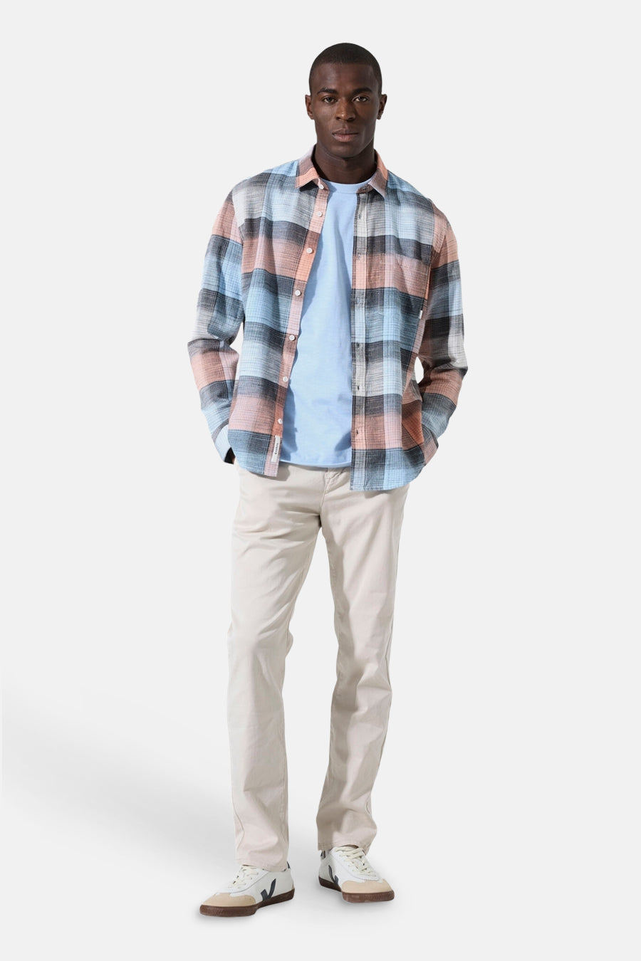 Chemise à manches longues multicolore de GARCIA, à carreaux, portée sur un t-shirt bleu clair et un pantalon beige.