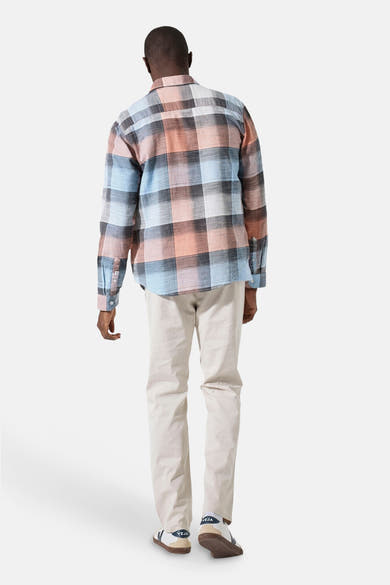 Chemise à manches longues multicolore de GARCIA, à carreaux avec un pantalon clair et des baskets.
