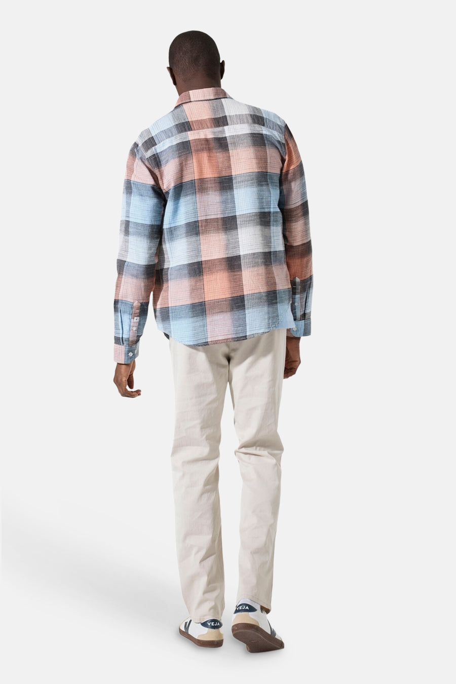 Chemise à manches longues multicolore de GARCIA, à carreaux avec un pantalon clair et des baskets.