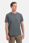 Grijs T-shirt met korte mouwen van NO EXCESS, gedragen met een kaki broek en witte sneakers met bruine zolen.