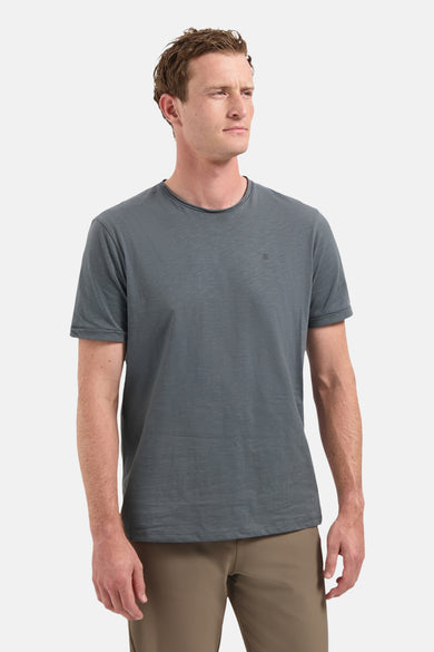 T-shirt gris à manches courtes de NO EXCESS, uni avec un petit logo sur la poitrine.