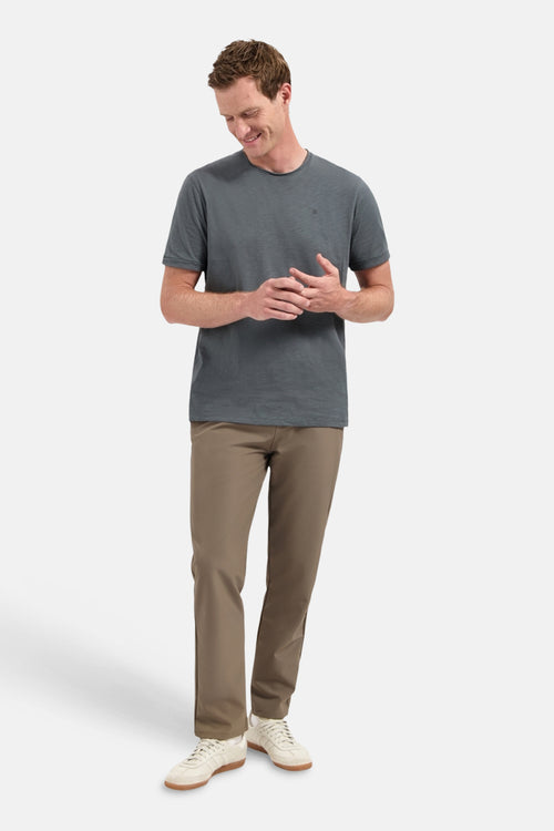 T-shirt gris à manches courtes de NO EXCESS, porté avec un pantalon kaki et des baskets blanches à semelles marron.
