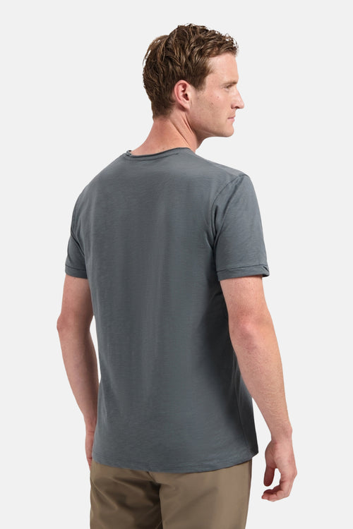 Grijze T-shirt met korte mouwen van NO EXCESS, van achteren gezien, gedragen met een beige broek.