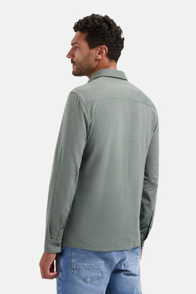 Chemise à manches longues verte de NO EXCESS, vue de dos, portée avec un jean bleu.