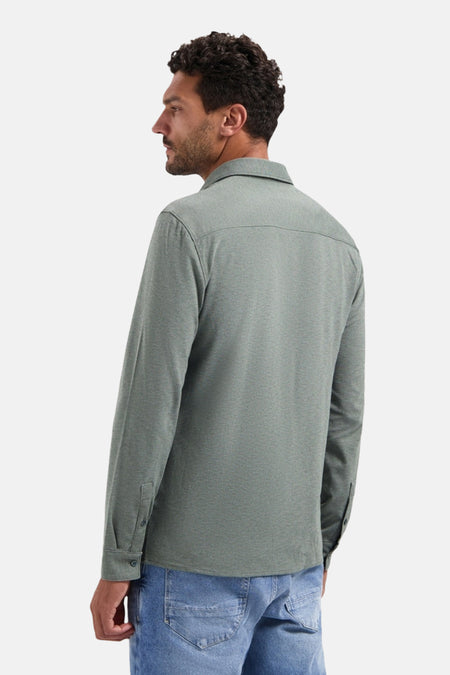 Chemise à manches longues verte de NO EXCESS, vue de dos, portée avec un jean bleu.