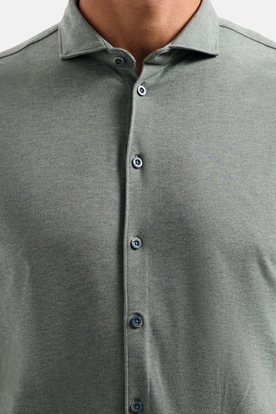 Chemise à manches longues verte de NO EXCESS, avec une patte de boutonnage centrale.