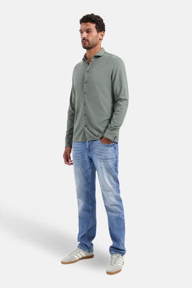 Groen overhemd met lange mouwen van NO EXCESS, gedragen met een blauwe jeans en sneakers.