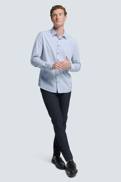 Chemise à manches longues bleue de NO EXCESS, portée avec un pantalon noir et des mocassins noirs.