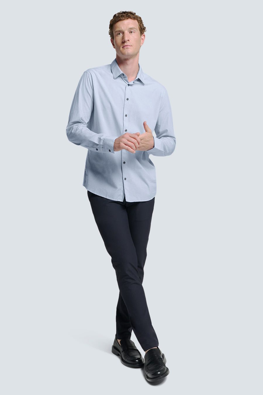 Chemise à manches longues bleue de NO EXCESS, portée avec un pantalon noir et des mocassins noirs.