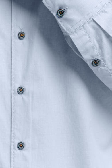Chemise à manches longues bleue de NO EXCESS, avec boutons décoratifs et texture subtile.