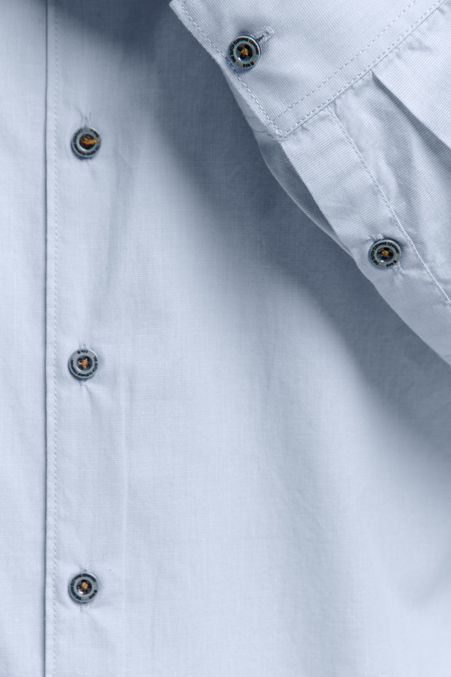 Chemise à manches longues bleue de NO EXCESS, avec boutons décoratifs et texture subtile.