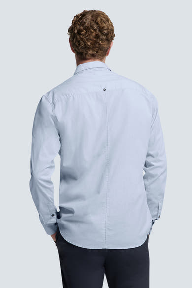 Chemise bleu à manches longues de NO EXCESS, vue de dos avec détail bouton noir au col.