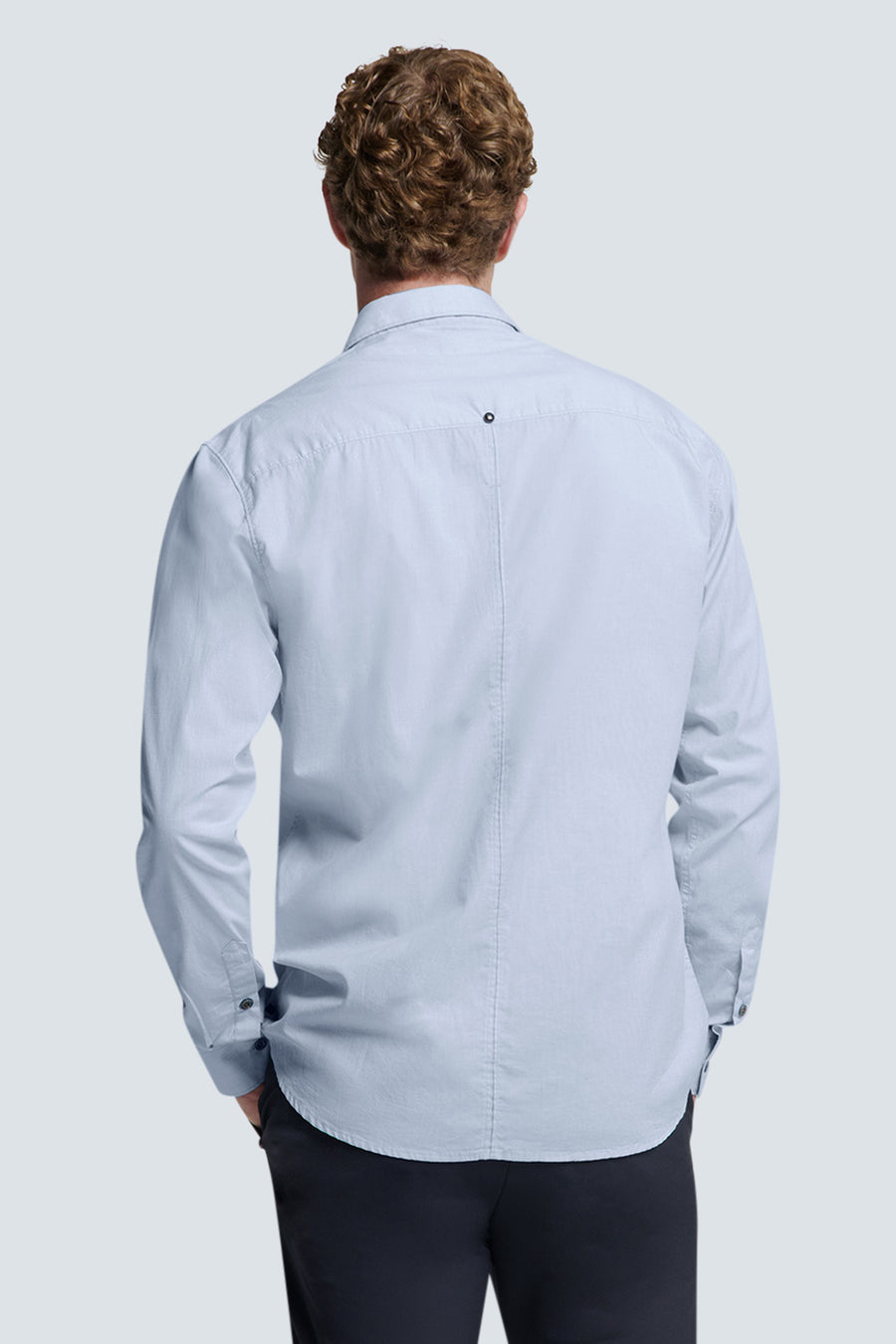 Chemise bleu à manches longues de NO EXCESS, vue de dos avec détail bouton noir au col.