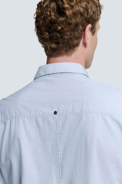 Chemise à manches longues bleue de NO EXCESS, vue de dos, avec bouton décoratif sur le haut.