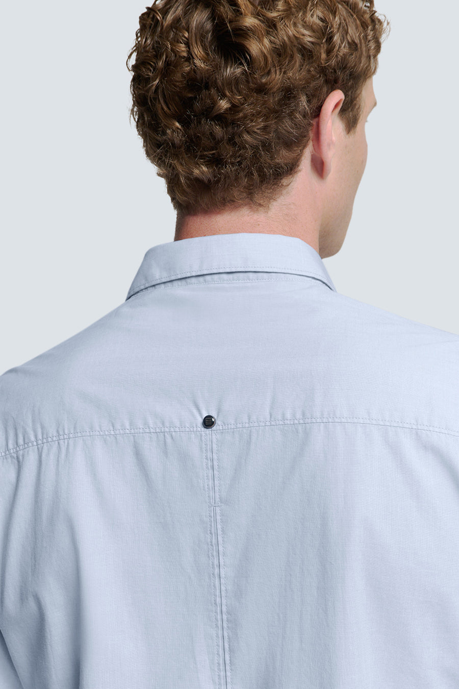Chemise à manches longues bleue de NO EXCESS, vue de dos, avec bouton décoratif sur le haut.