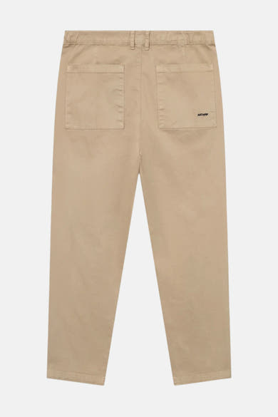 Beige broek van ANTWRP met vierkante achterzakken en korte zomen.