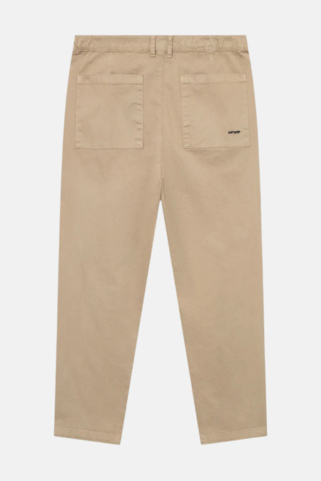 Pantalon beige par ANTWRP avec poches arrière carrées et ourlets courts.