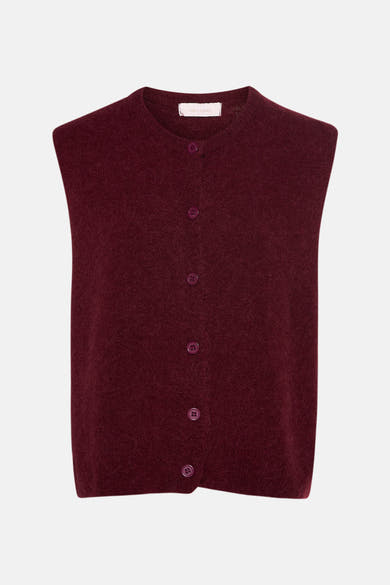 Bordeauxrode gilet met knopen van AMELIE ET AMELIE, in een pluizige gebreide stof met een licht wazige textuur.