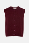 Bordeauxrode gilet met knopen van AMELIE ET AMELIE, in een pluizige gebreide stof met een licht wazige textuur.