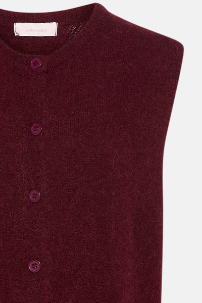 Bordeaux vest van pluizig breisel van AMELIE ET AMELIE met knoopsluiting en discreet label.