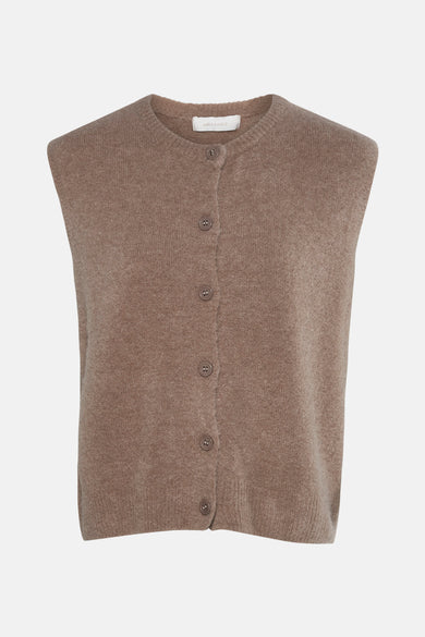 Gilet beige en tricot de AMÉLIE ET AMÉLIE, à boutons sur fond uni.