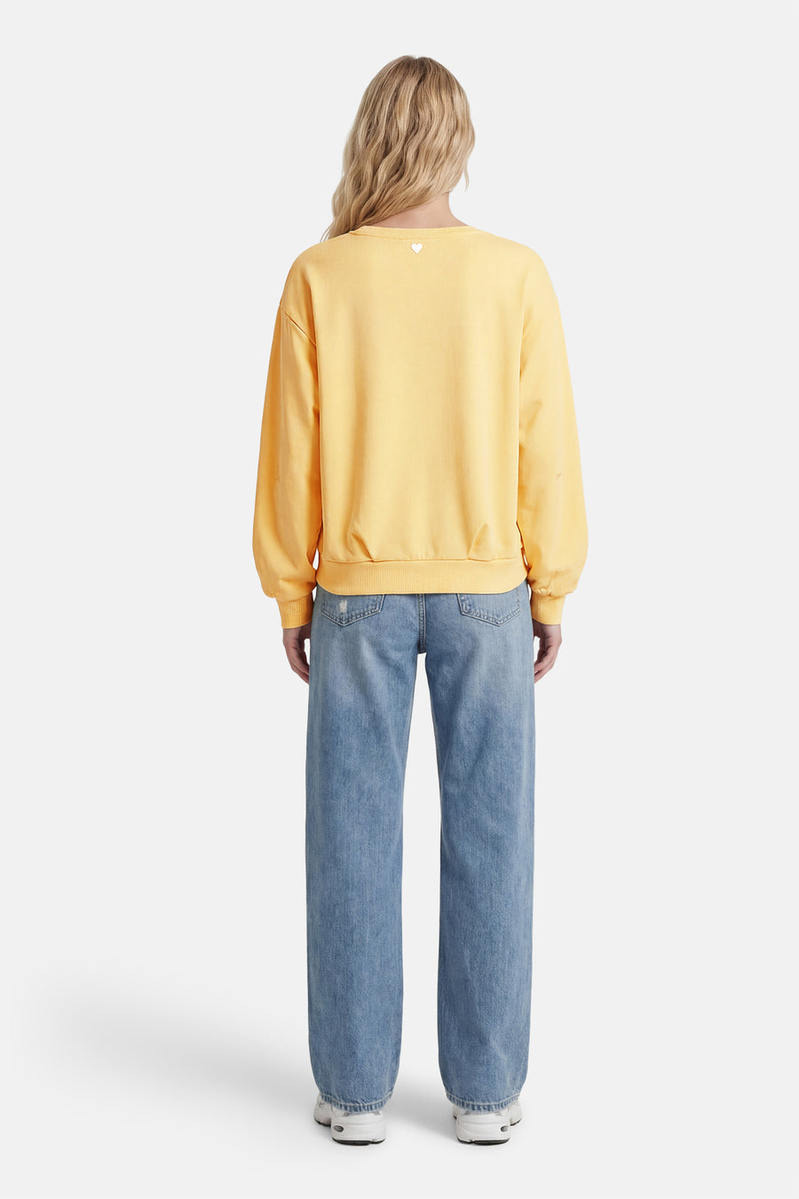 Sweat jaune à col rond par AMELIE ET AMELIE, avec un petit cœur blanc dans le dos.