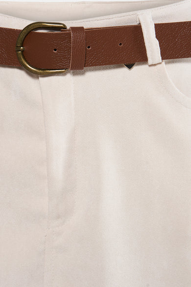 Jupe longue beige de AMELIE ET AMELIE, avec ceinture marron à boucle dorée, vue de près.
