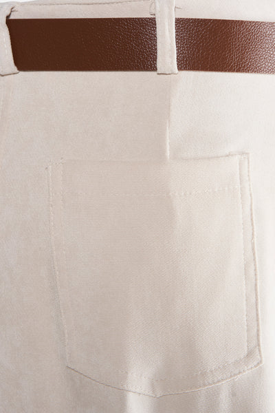 Jupe longue beige de AMELIE ET AMELIE, détail de la poche plaquée et ceinture marron en cuir.
